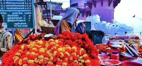 奇葩印度:男女老少在飘满垃圾的恒河里混浴,还用木棍刷牙