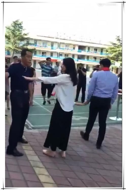 路人镜头下的郭晶晶，穿着朴素似路人，网友:这才是真正的豪门!