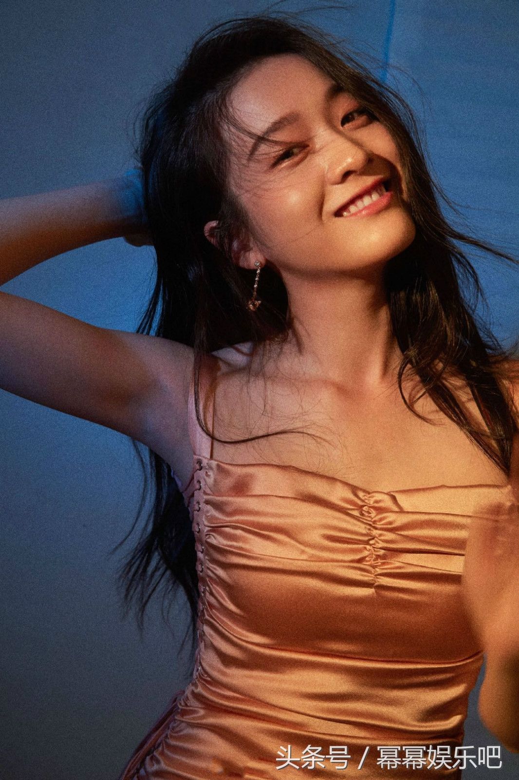 王鸥身穿香槟色连衣裙，撞衫迪丽热巴、张雪迎，三位女神谁更美?