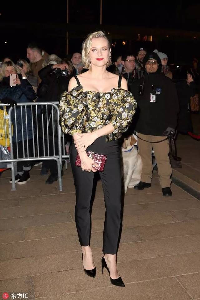 平胸女孩穿衣服简直太美了!那大胸姑娘到底该怎么办?