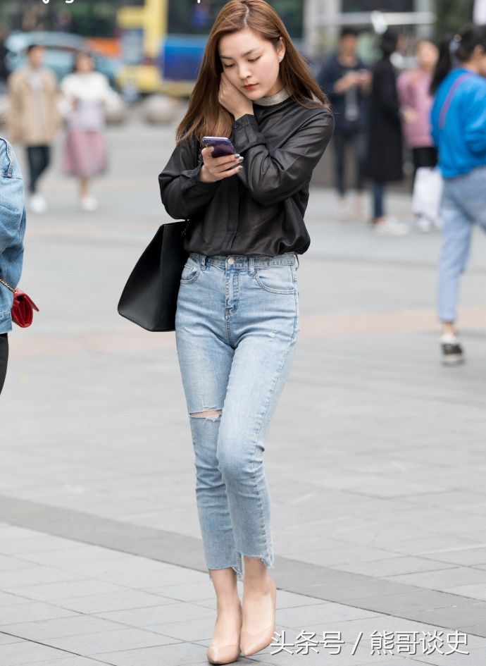 重庆街拍，焦糖色大衣搭配牛仔连衣裙，性感与时髦并存!