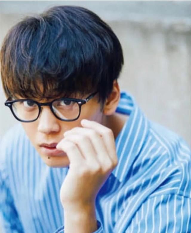  『擦拭眼镜』霓虹眼镜男子图鉴