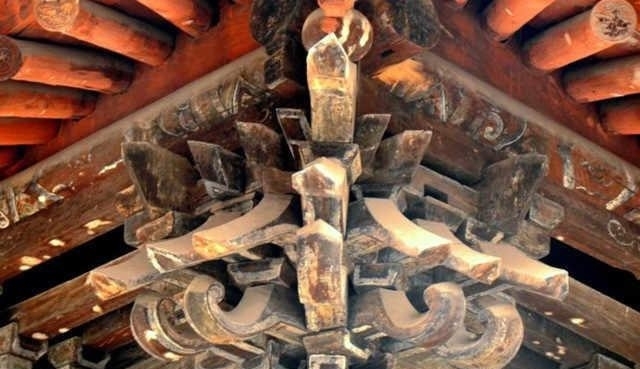 这座寺庙被称为“深山龙宫”：藏有近万条龙，还未用一颗钉子固定