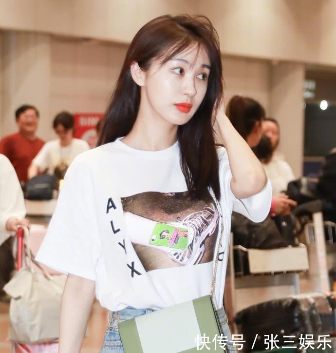 李菲儿真会玩, 短裤卷了一层又一层, 可搭配渔网袜又是几个意思?