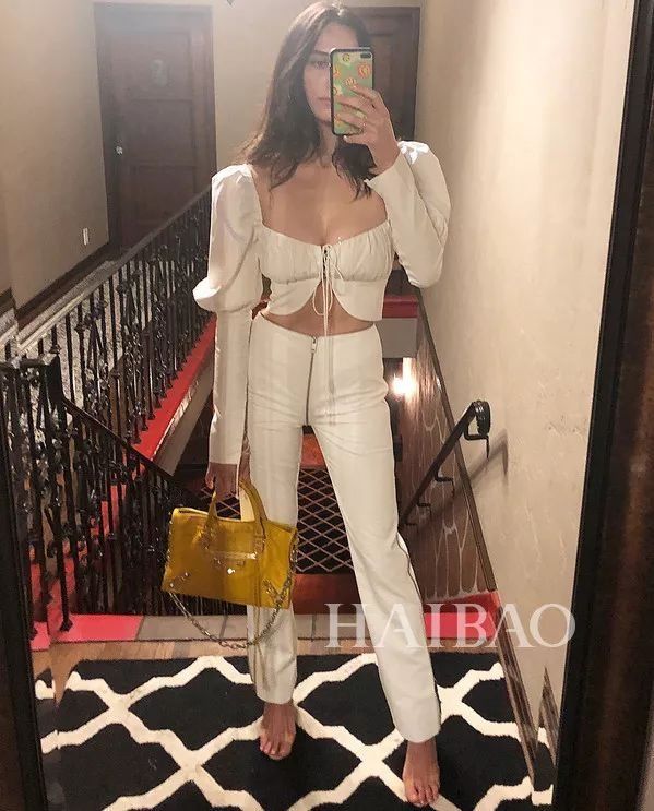 现在的女明星都流行穿这件?适合大胸妹的衣服终于有了!