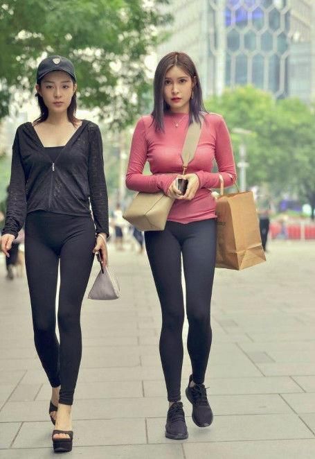 女人味■街拍喜欢穿紧身裤的小姐姐好有女人味,大街上走着好性感