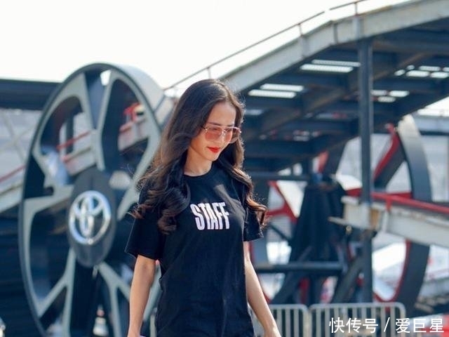 #穿搭#摄影小姐姐一件黄色的紧身背心,无袖的设计突显了好身材