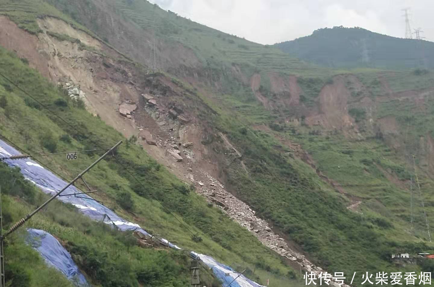 成昆铁路甘洛段突发山体崩塌 目击者泥土石头直冲到山下河道