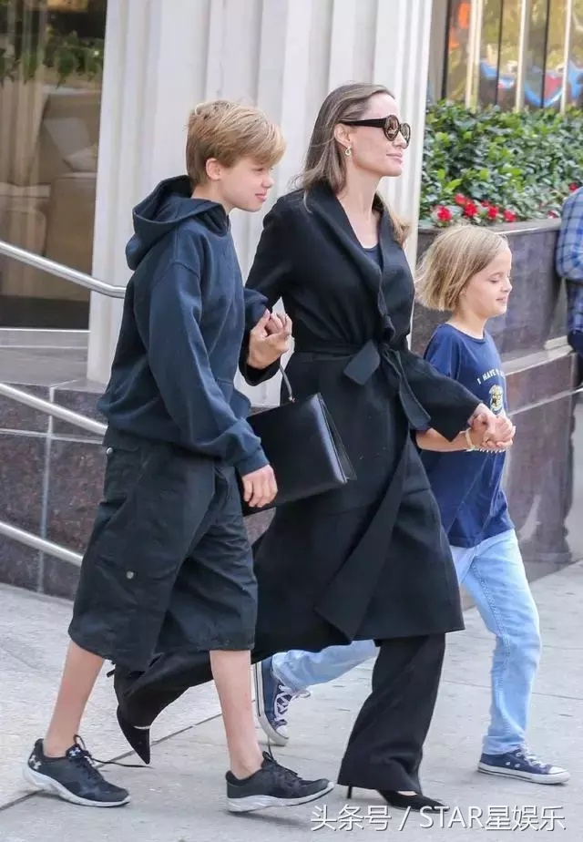 安吉丽娜-朱莉街拍时尚大气，14岁养子长的却想41岁