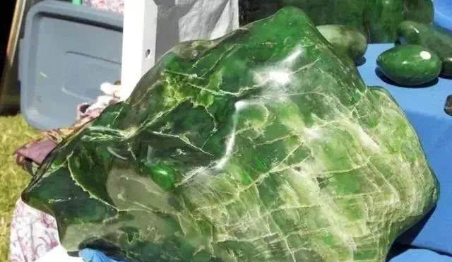  「玉石」谁说老外不玩奇石, 看看国外的石头市场是啥样!