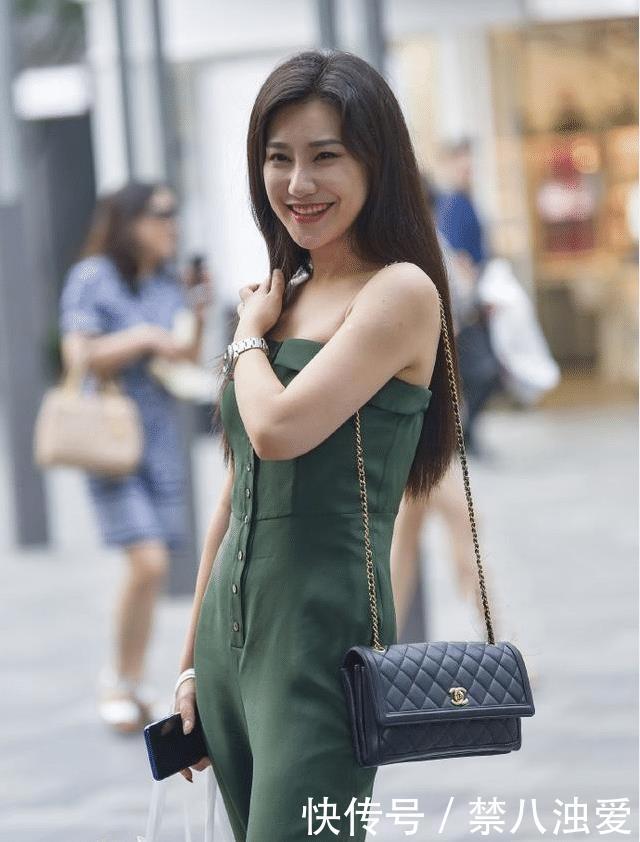 「 显得」玫红色衣服显得特别亮,性感撩人。,街拍:身材不错的美少女