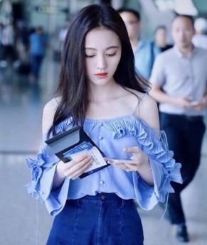 本以为穿吊带装的周冬雨够清纯了，直到看到鞠婧祎，彻底服了！