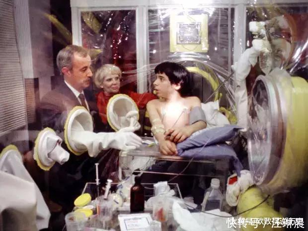  『触摸』12岁才走出隔离罩的“泡泡男孩”，在死亡前第一次触摸到了妈妈
