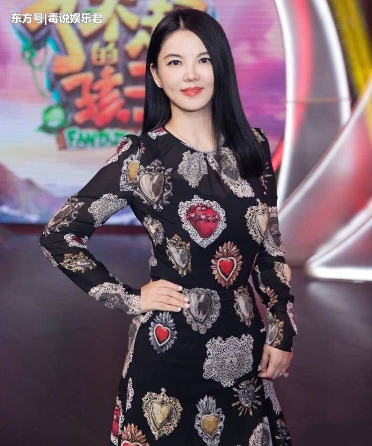 李湘居然敢和迪力热巴穿黑裙，瞬间被碾压，大妈气质就别乱穿了!