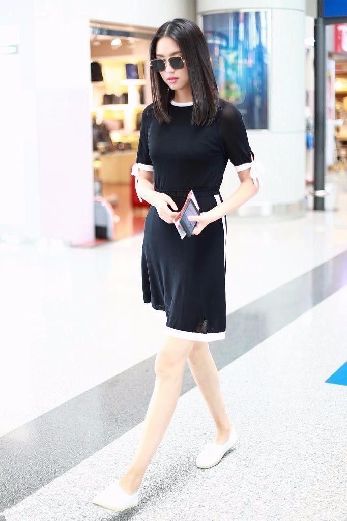 张梓琳穿短裤秀腿，大家却关注上半身!这衣服穿的太吸引眼球了!