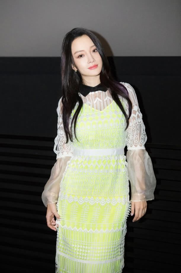 厉害了李小璐！上半身从后面直接开到前面