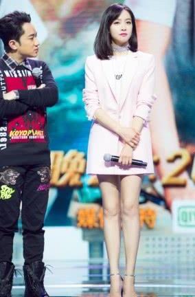 许晴不得了！全身就只穿了件粉色西装，为了秀腿真是豁出去了！