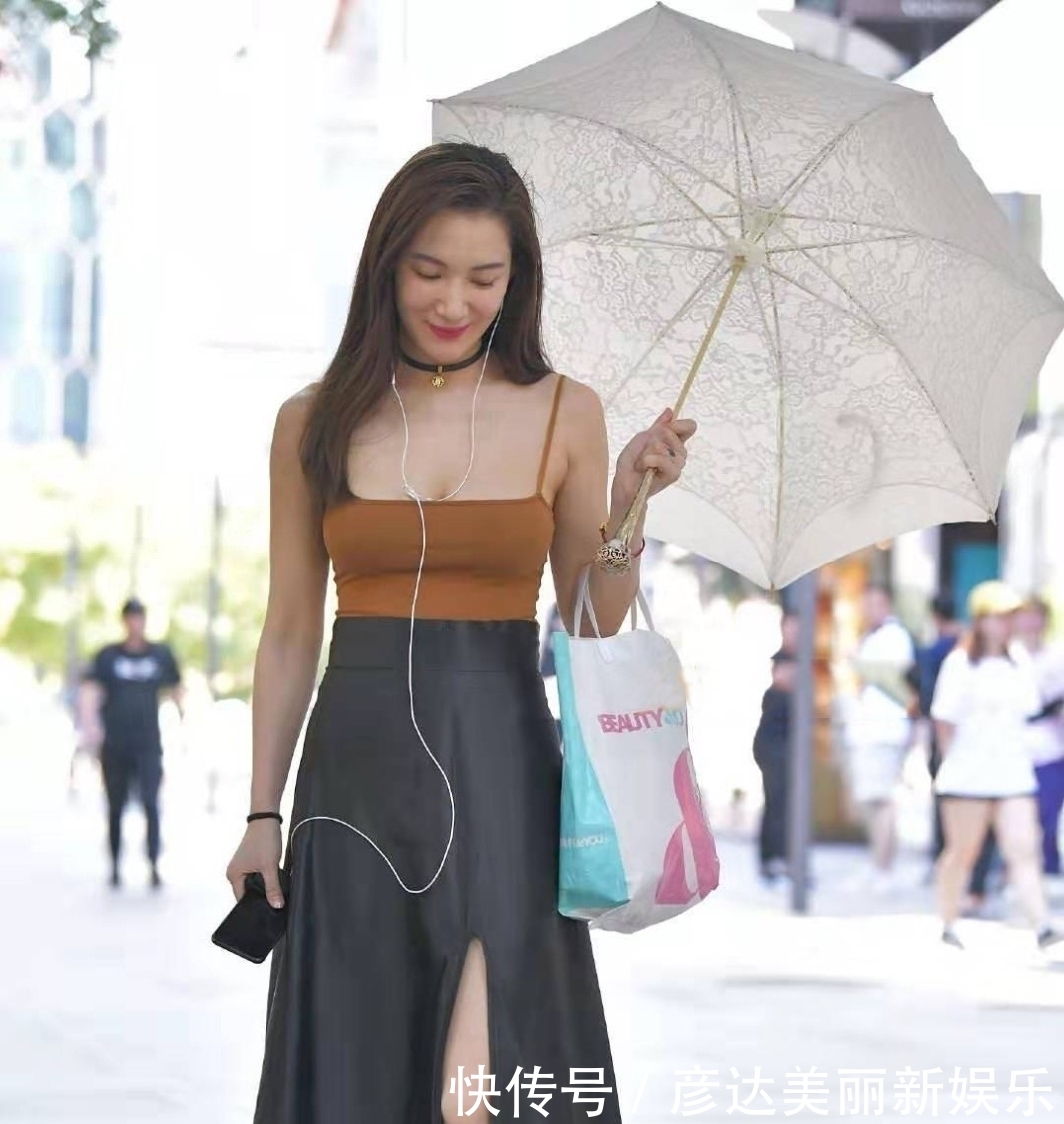  『气质』深色半身裙怎么搭配，两种颜色轻松穿出气质美，尽显优雅成熟魅力
