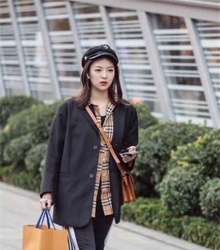  身穿■街拍：修眉联娟的小美女，身穿红色的连衣裙，时尚前卫有活力