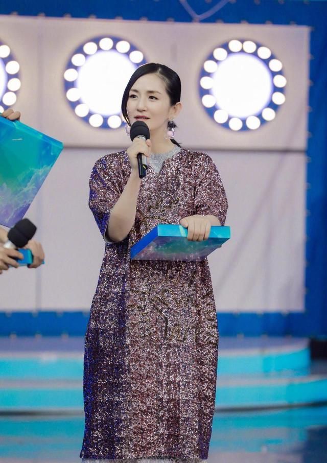 微胖女生夏天少穿这条裙子！谢娜大S都因为穿它秒变大妈！