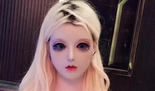 「 天换」10天换一次发色, 吃饭都需要喂，“真人芭比”迪丽拉生活从不自理,