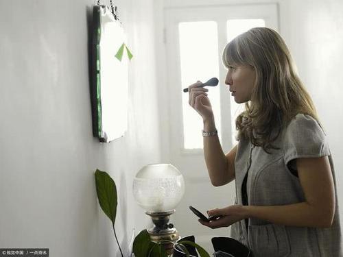 同事40岁大姐皮肤干净细腻,只用家中一小物敷脸,半月斑点皱纹消