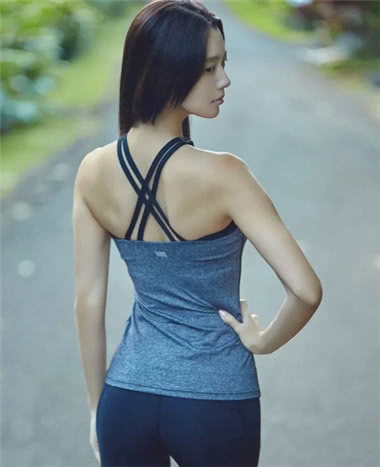 运动女孩身穿运动紧身裤显出丰腴身材，俏丽的背影终生难忘