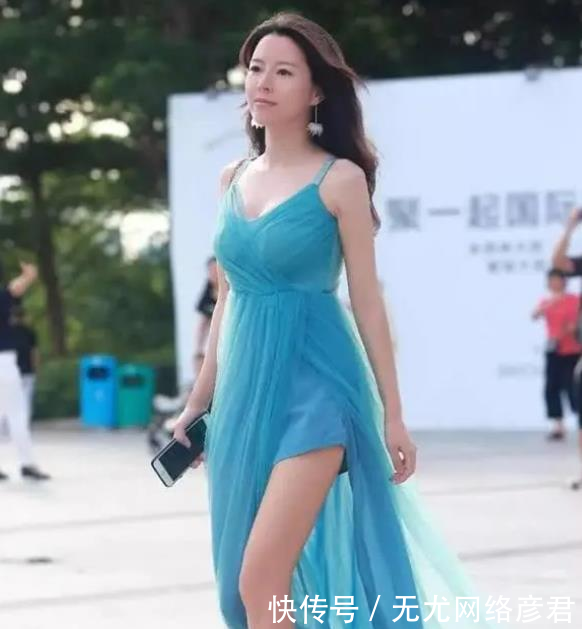 气质@街拍:明眸善睐的小姐姐,一条浅蓝色的连衣裙,时尚气质女神范