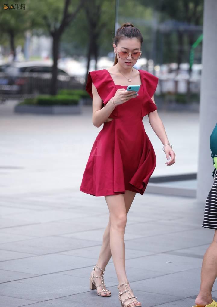 路人街拍，红裙子非常衬托肤色，小姐姐看上去非常的阳光迷人