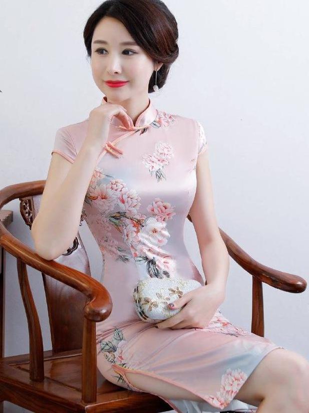 妩媚动人的是旗袍，还是美人？