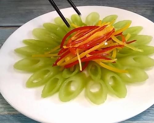  『开花』河边一种野菜，开花像绣球，能窜2米高，掐个叶子炒一盘菜