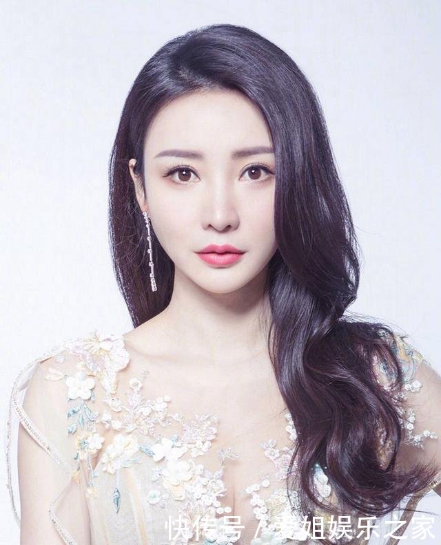 柳岩张柏芝都是80年出生的女星，同穿金色连衣裙，哪位女神更美？