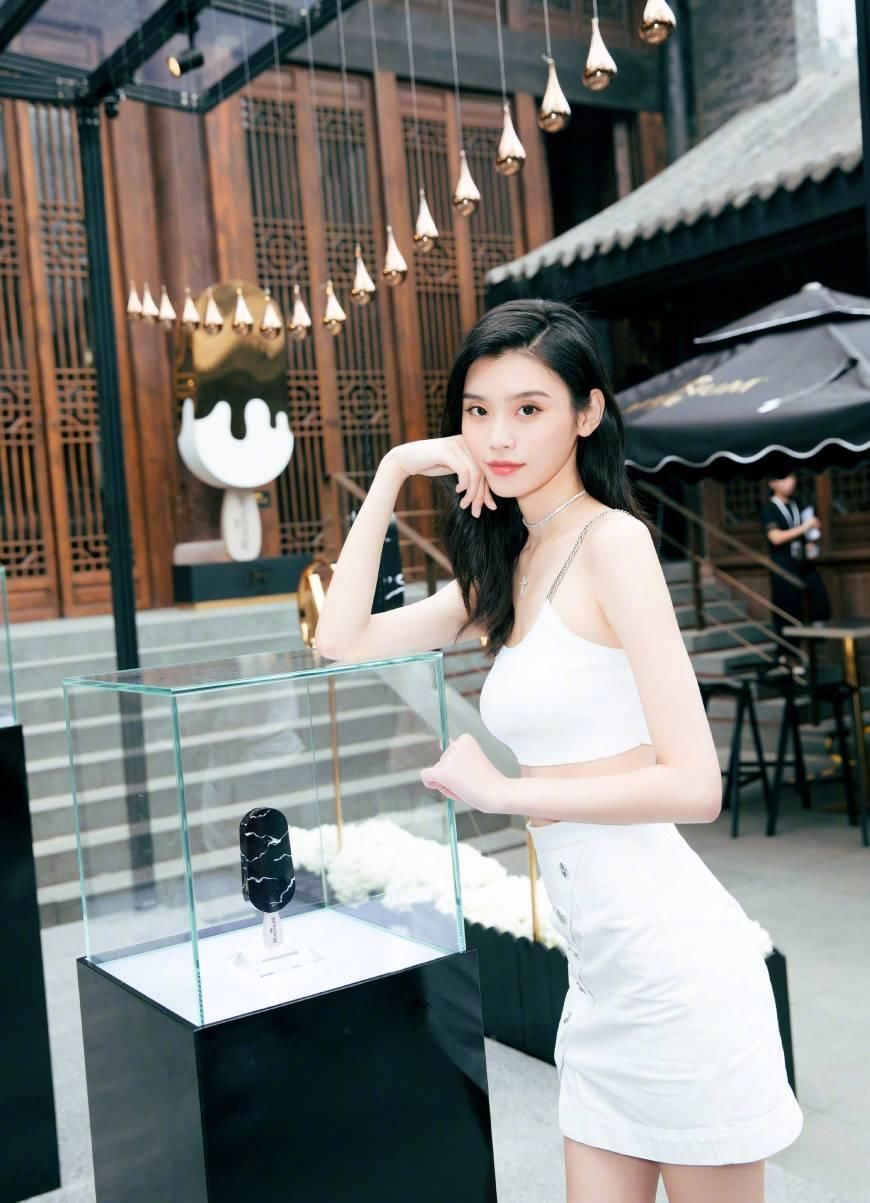 超模奚梦瑶真的是“吊带女王”，身材好得没话说，网友:美中不足