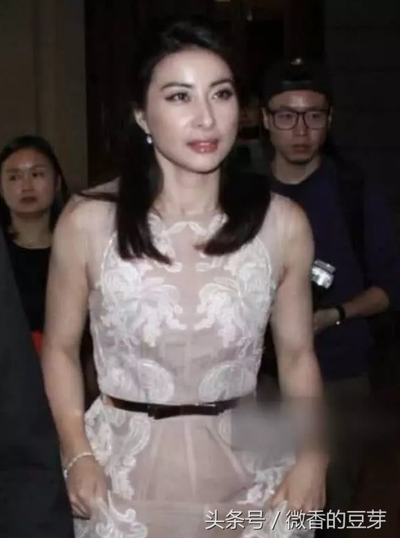 郭晶晶穿礼服出席活动，好身材一览无遗，网友:终于穿出了阔太气