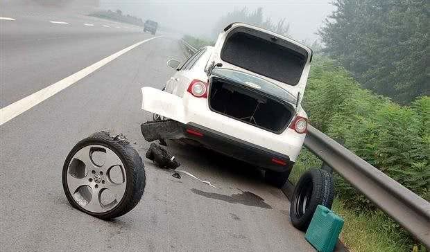  高速：高速应急车道换胎被扣六分？记住以下3点，就没有人会罚你