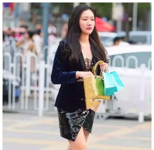 『白皙』街拍:皮肤白皙的小姐姐,一件黑色上衣配黑色短裙,时尚魅力迷人