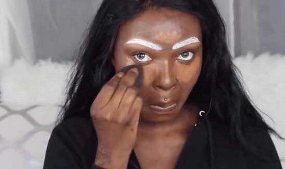 一外国女子迷恋奇异妆容，把自己的一身黑肤色几乎涂成了全白