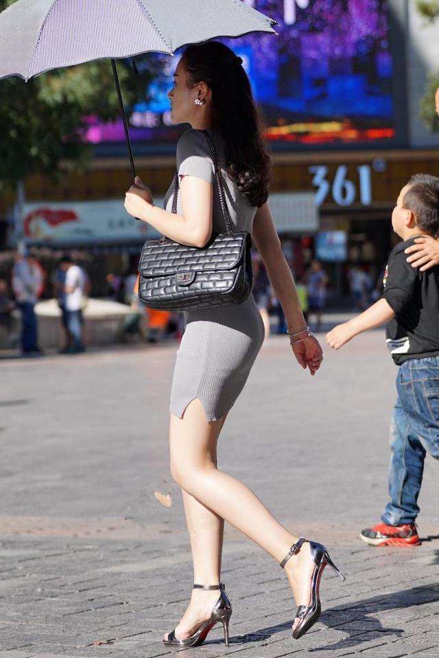 街拍：连衣包臀裙，彰显成熟女人魅力