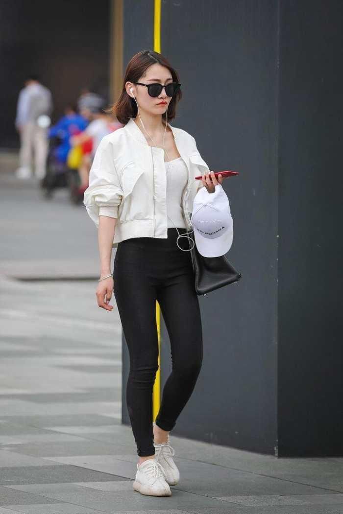 白上衣黑色紧身裤,既酷帅又不失女人味,这种感觉让人欲罢不能!
