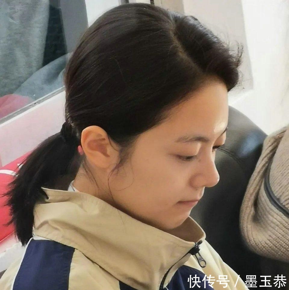 「自带」赵今麦全素颜参加二中校庆,自带清纯感,是装不出来的