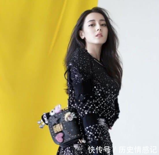 迪丽热巴穿薄纱礼服现身活动，中间堆着一团薄纱，忘记拉平了