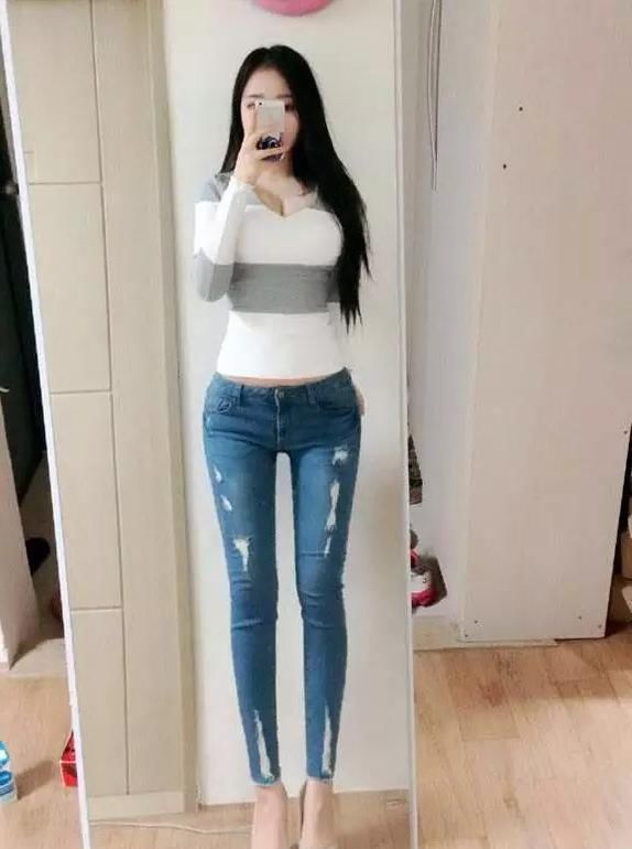 牛仔裤显出满满典雅魅力，显现身材的美好