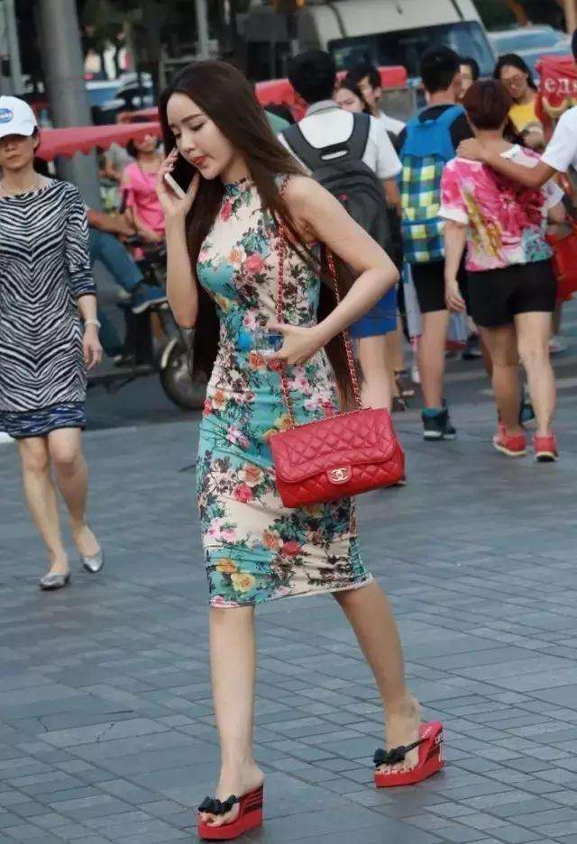 街拍：穿旗袍出街的小姐姐，她是御姐风还是女服务员味道?