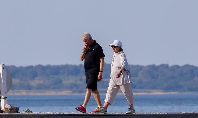  『绝美』希拉里和克林顿绝美婚纱照罕见曝光！鹅蛋脸配爆炸头超萌，好甜蜜