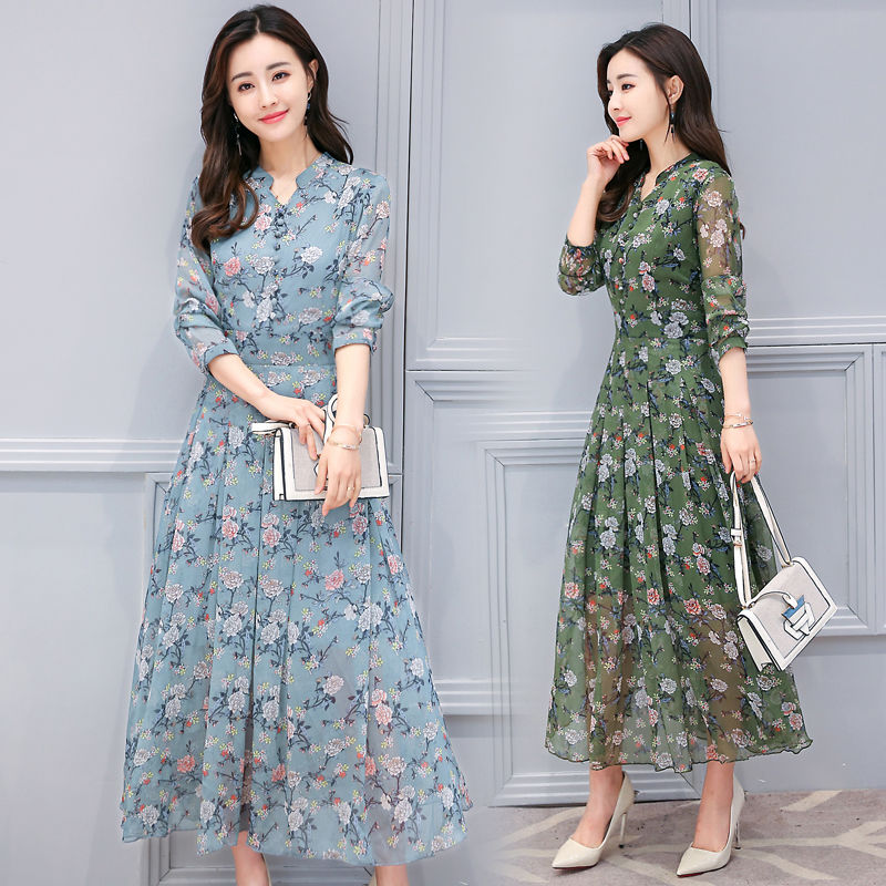 入秋天转凉，51岁老婆真会穿，穿这“薄”秋裙，美得让人心碎