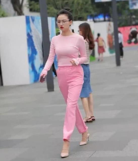 「气质」街拍:情致两饶的美女,一件白色上衣配黑色裤子,时尚唯美气质范