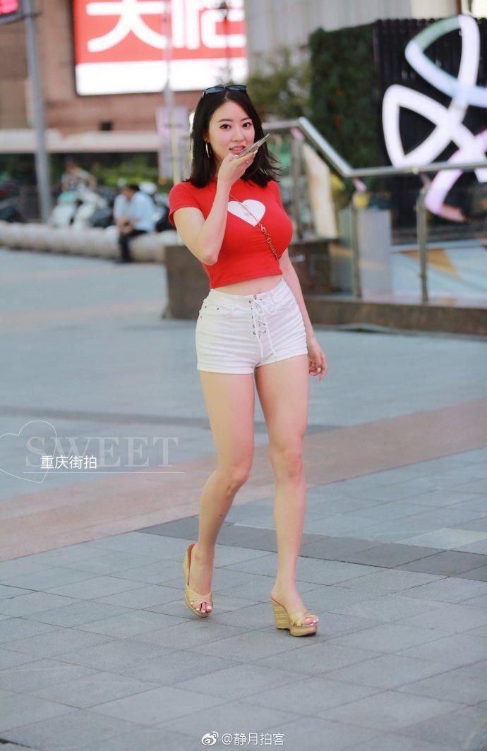 街拍:一件适合紧身连体裙，塑造身材曲线不再困难