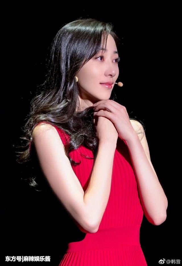 本以为唐嫣、杨颖穿红色裙子很美，看见她才明白什么叫美得高级!