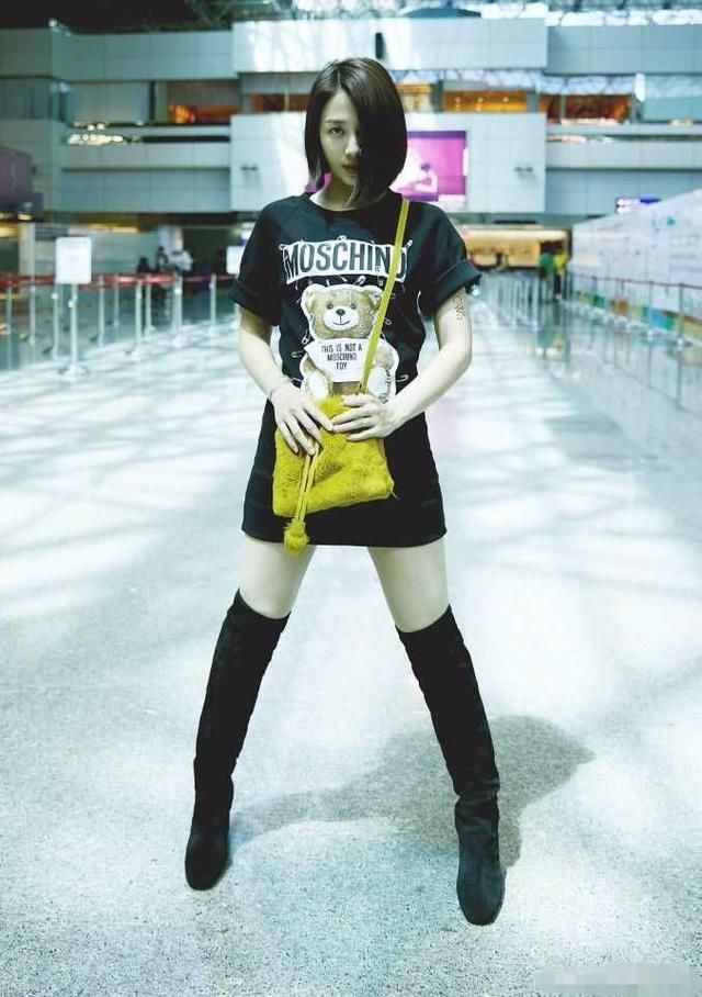 吴映洁晒穿搭，为显腿长大夏天短袖裙配长靴，网友：难道不热吗？