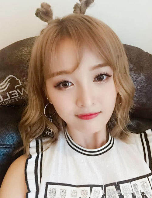 吴宣仪学娜扎的揪揪头，效果竟出奇的好，还不扎起来